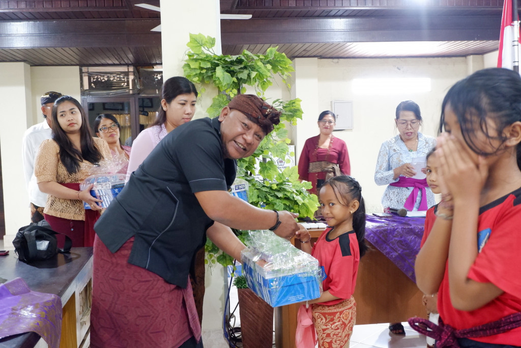 Apresiasi Untuk Siswa SD Berprestasi Desa Mekar Bhuwana